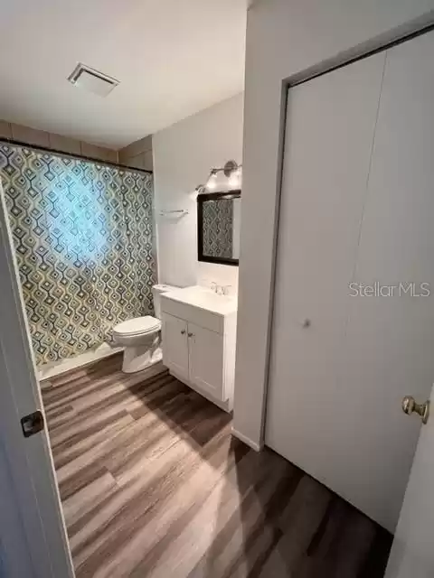 Bathroom with tub/shower combo and linen closet