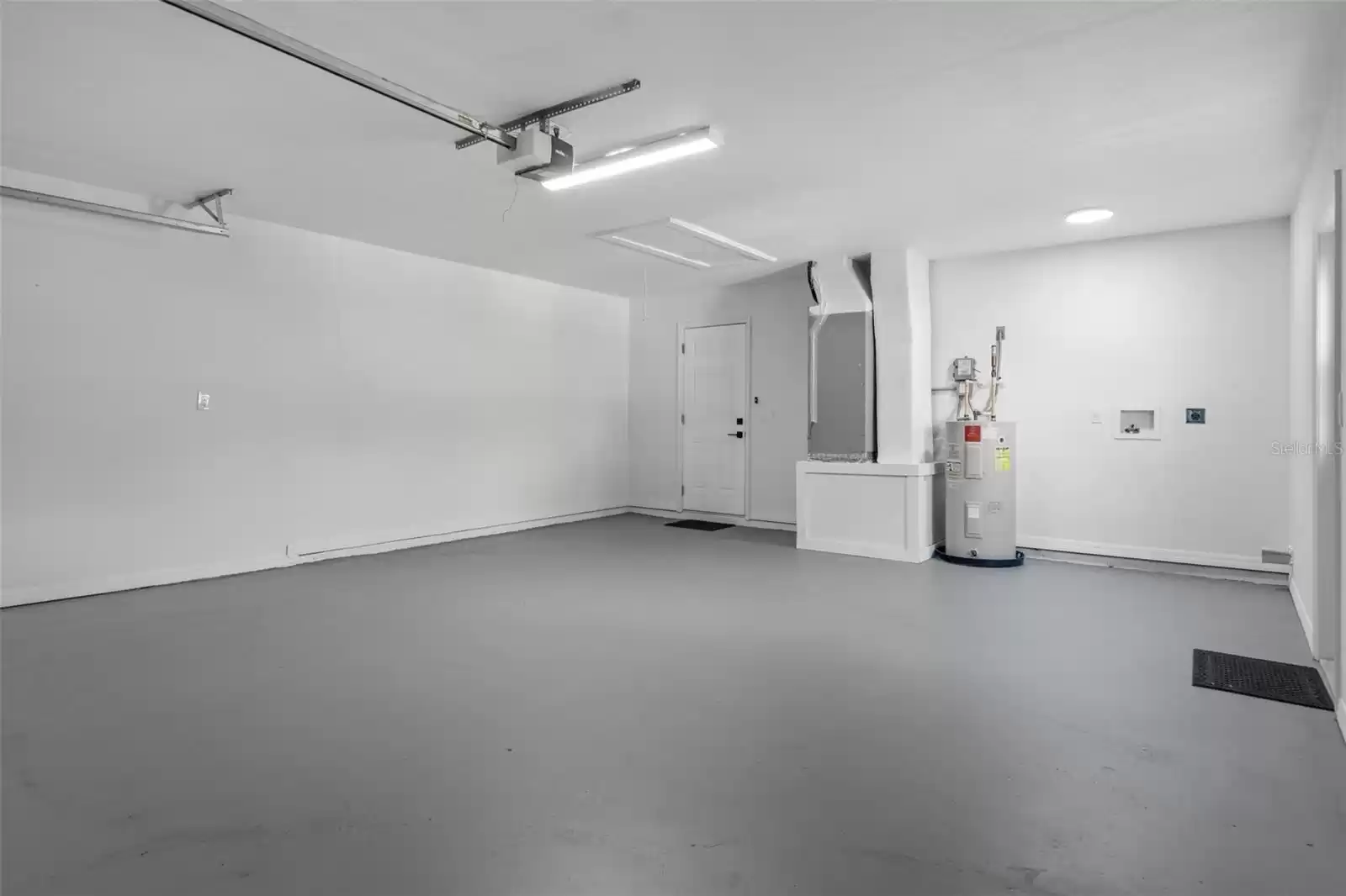 Garage w/new epoxy flooring